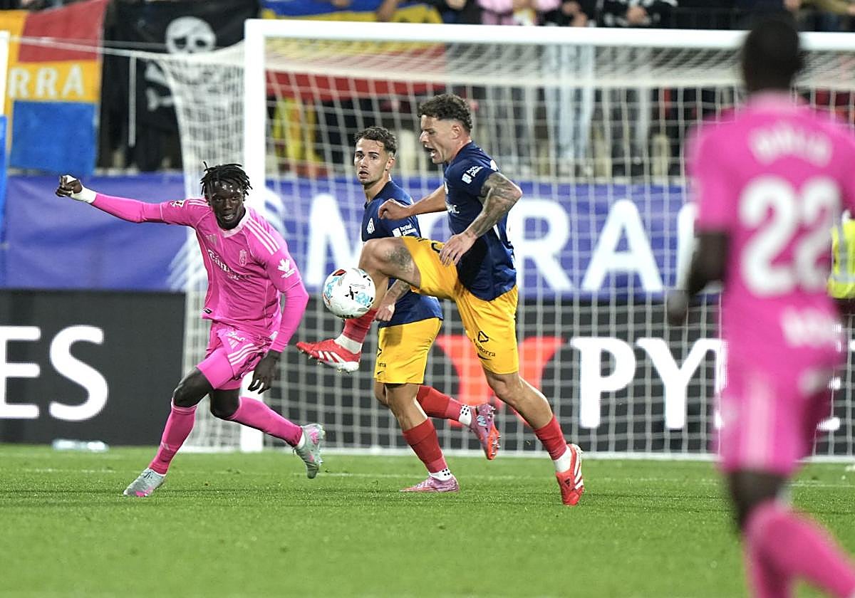 Souleymane Faye pelea un balón como '9' en Andorra.