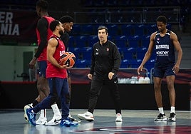 Pablo Pin, en el centro, durante un entrenamiento del Baskonia.