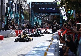 Los pilotos de Kart Royale toman la salida en plena Acera del Darro.