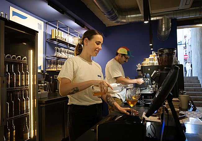Los 'tilines' detrás de la barra.