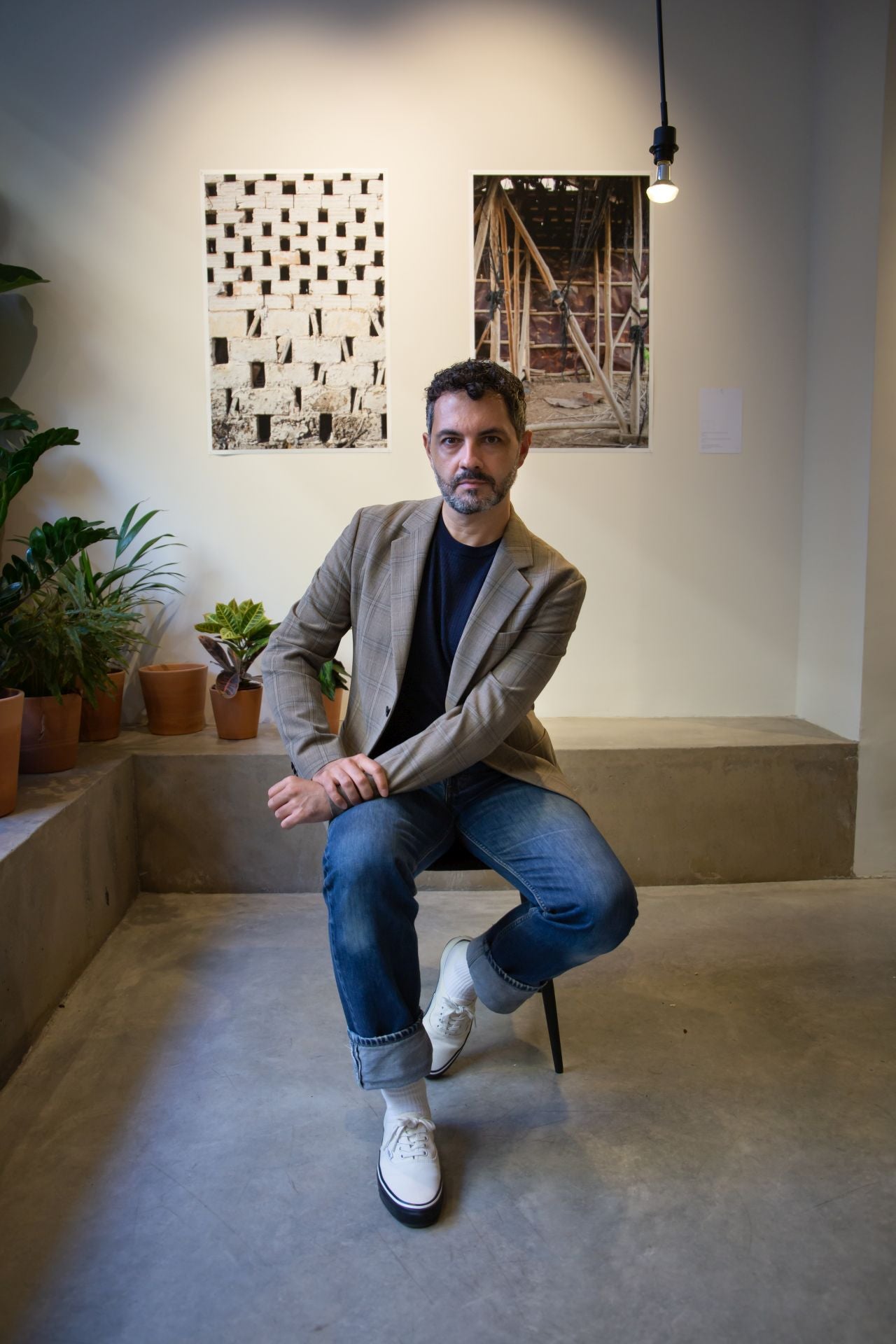 Antonio F. Morillas junto a su obra.