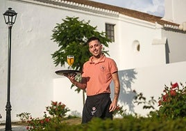 Fran, dueño del bar Azahar, posa en las calles de su pueblo, Restábal.