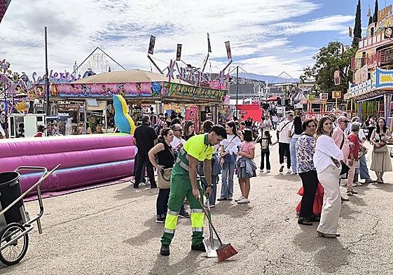 Servicio de limpieza recoge mientras la ciudadanía disfruta del ambiente festivo del ferial.
