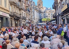 La Banda Municipal ofrece un concierto en la calle Bernabé Soriano.
