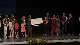 Entrega del cheque simbólico a Argar con la recaudación.