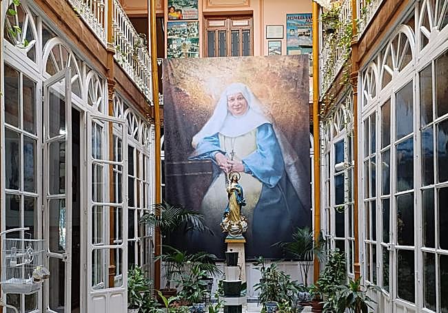 Patio central de la casa con el mural que se usó en la ceremonia de la beatificación en la Catedral