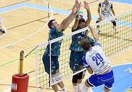 Bernardo y Jorge Fernández frenan el ataque de Cuminetti.