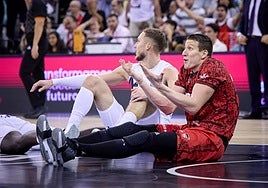 Uno de los lances de la visita del Baskonia al Palacio, aquí Luka Bozic pregunta al árbitro el por qué de su tercera falta junto a Sedekerskis.
