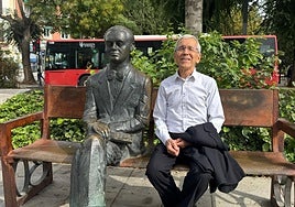 Francisco de Roux sentado junto a la estatua de García Lorca.