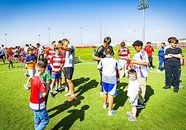 Los aficionados más jóvenes del Granada visitan la Ciudad Deportiva del club.