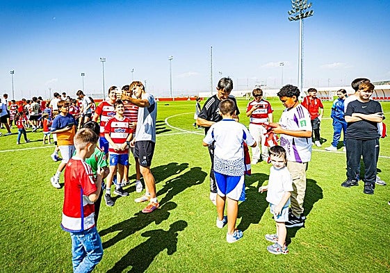 Los aficionados más jóvenes del Granada visitan la Ciudad Deportiva del club.