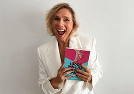 Guadalupe Sánchez muestra su primera novela.