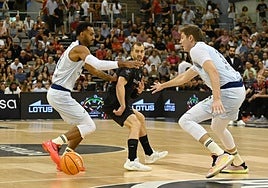 Matt Thomas improvisa un pase picado en el partido contra el Joventut.