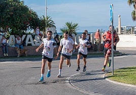Un instante de la Media Maratón con el mar de Motril al fondo.