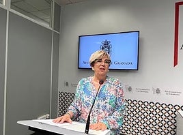 La concejala del Grupo Municipal Socialista en el Ayuntamiento de Granada María de Leyva en una rueda de prensa.