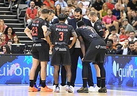 Ramón Díaz da indicaciones en un tiempo muerto.