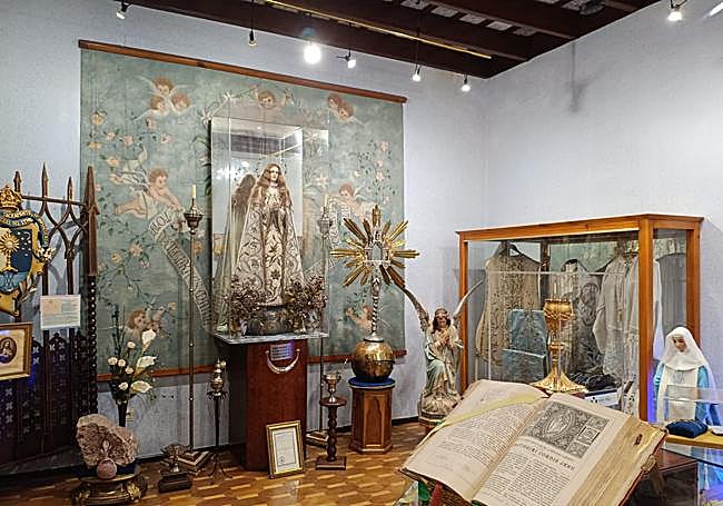 Una de las salas con el Cáliz de la Eucaristía de la Fundación, Custodia y la imagen de la Virgen de la capilla familiar