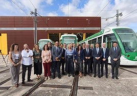 Foto de representantes de la Junta y el Ayuntamiento, junto a los técnicos, en las cocheras del tranvía.