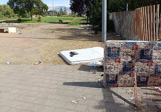 Colchones utilizados para pernoctar en el parque de Almanjáyar.