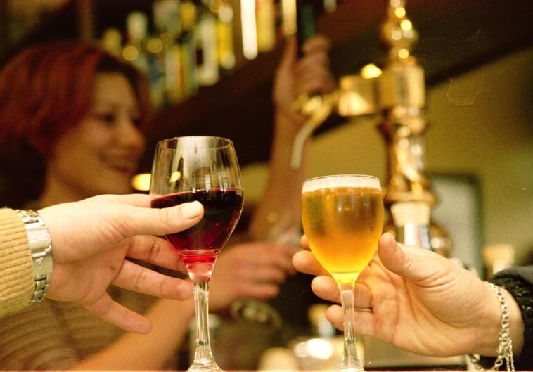 «Soy sumiller y esta es la razón por la que una cerveza es premium en copa y no en botellín»