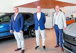 Primera y segunda generación. Carlos Roiz de la Parra junto a sus hijos Carlos y Javier en la empresa.