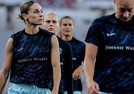 A la izquierda, la granadina Esther González durante un entrenamiento con su club.