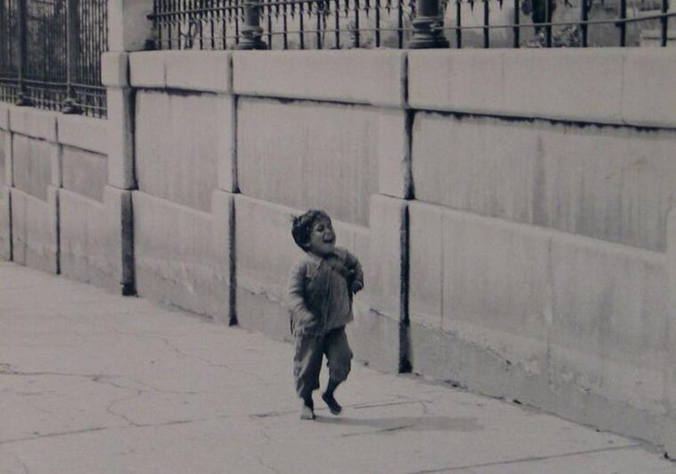 La historia tras la foto de un niño descalzo llorando en la cuesta del Hospital Real