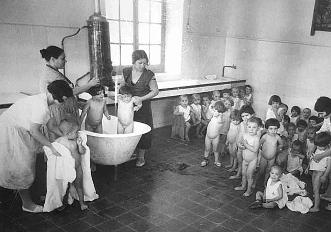 Un grupo de niños esperan a ser bañados en la Casa de Expósitos en el Hospital Real en Granada