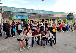Aficionados maraceneros posan con sus entradas para el partido.