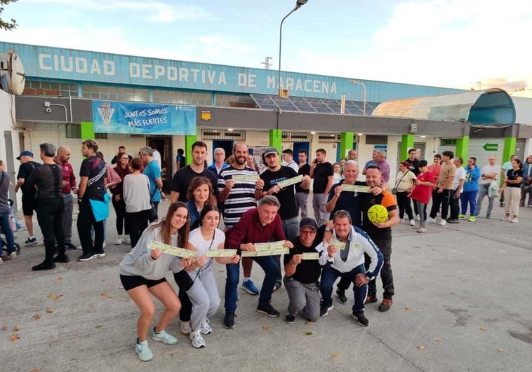 Maracena se vuelca con la eliminatoria del Valencia: colas interminables por entradas