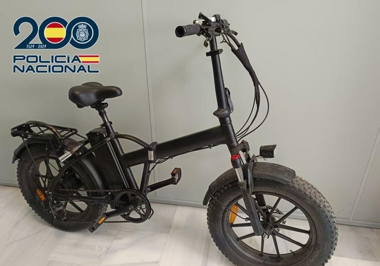 Roba la ropa de una casa, se la pone para robar en otra, se lleva una bici y lo sorprenden montado en ella