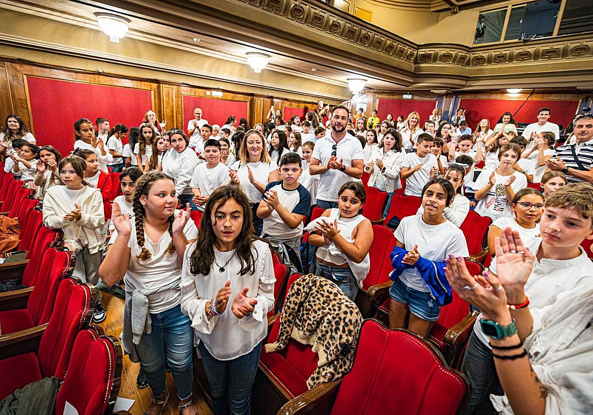 Imagen principal - Un canto a la alegría en 1.600 voces infantiles y Miguel Ríos