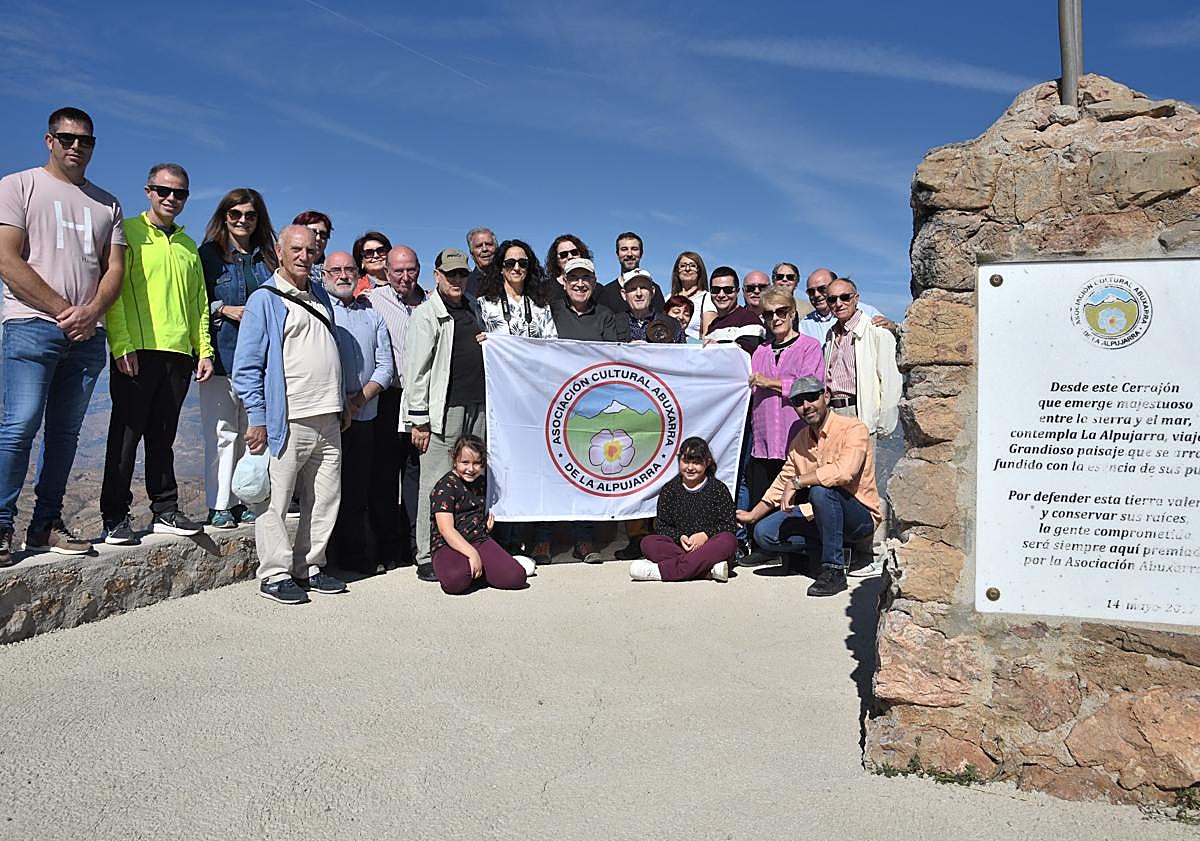 Imagen principal - Foto de familia, Vílchez, entre amigos y el exdirector de IDEAL, Edyardo Perallta