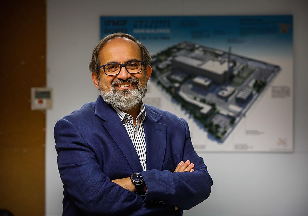 Ángel Ibarra posa ante un plano del acelerador de partículas.