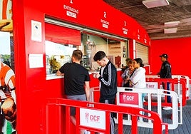 Aficionados del Granada adquieren entradas para un partido anterior en las taquillas de Los Cármenes.