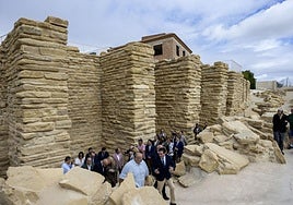 Visita de autoridades al anfiteatro romano de Porcuna.