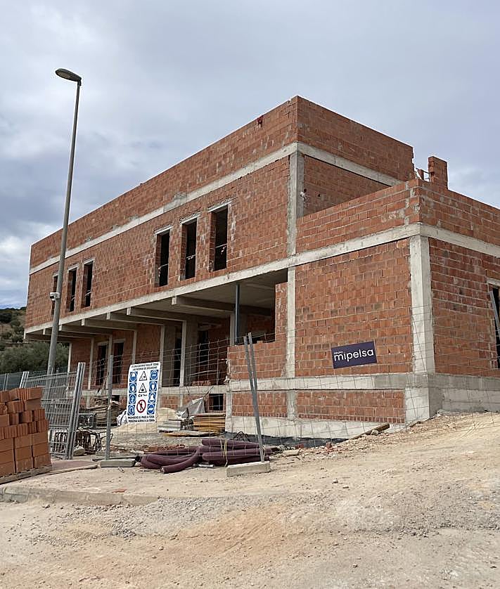 Imagen secundaria 2 - El futuro parque de bomberos de Cambil está al 25% de ejecución