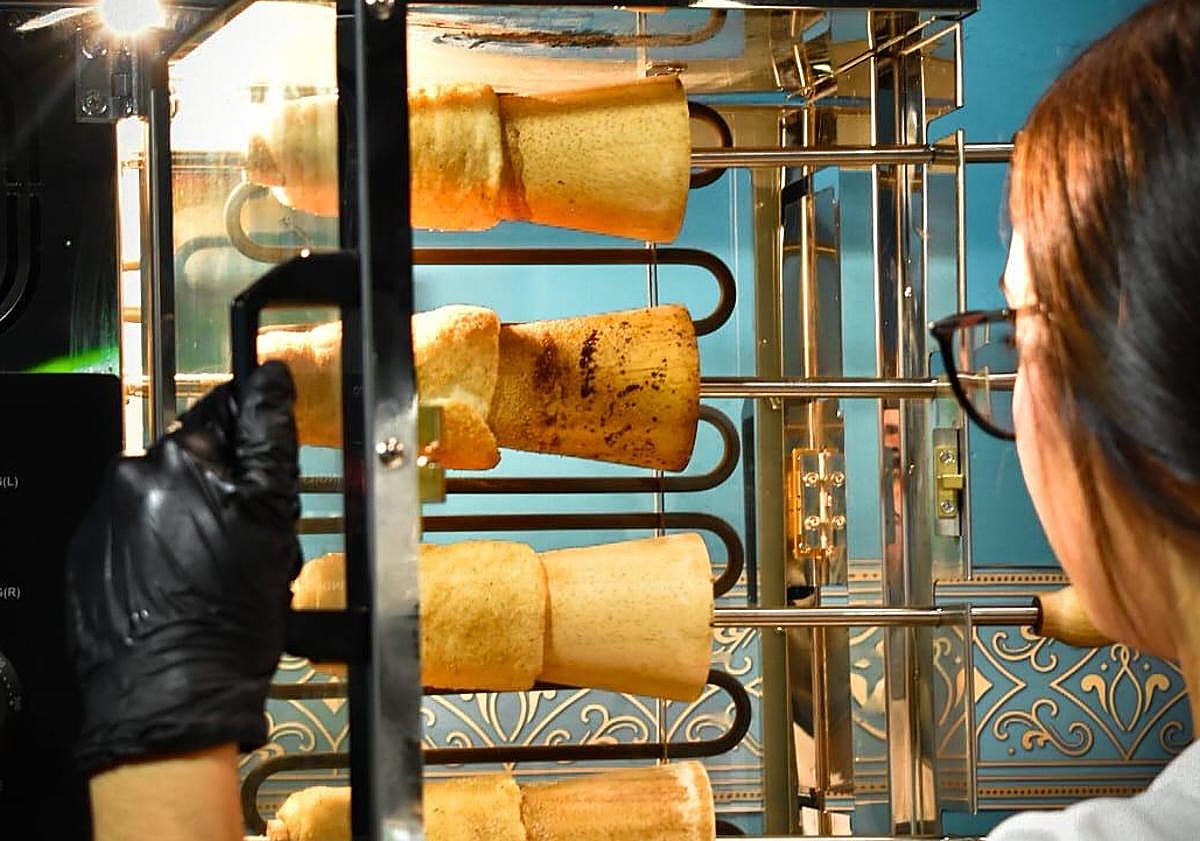 Imagen principal - Colas en el centro de Granada para probar el dulce típico de Budapest y Praga: «Es exclusivo nuestro»