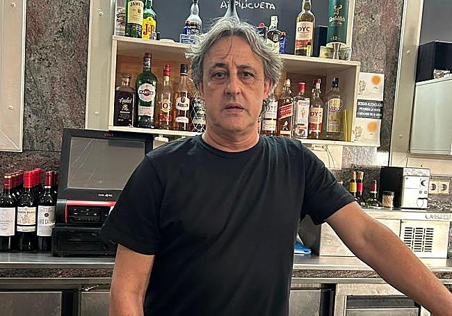 Pitru, tras la barra de su taberna.