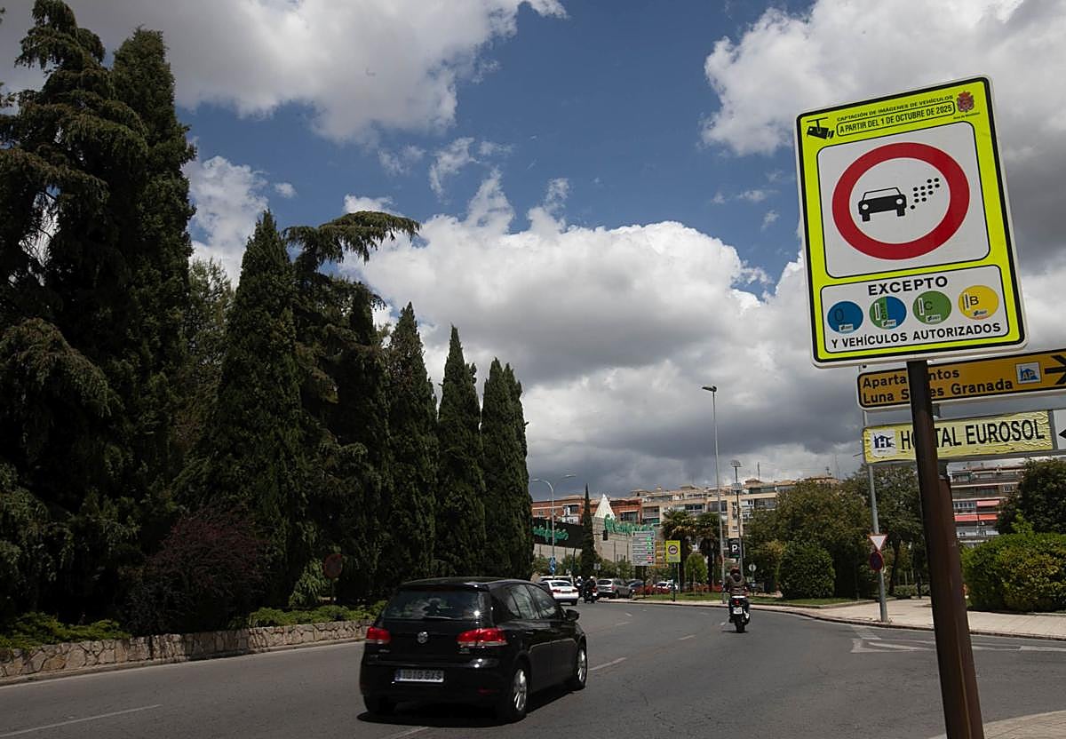 Funcionarios trabajarán por la tarde para desatascar los expedientes de la zona de bajas emisiones de Granada