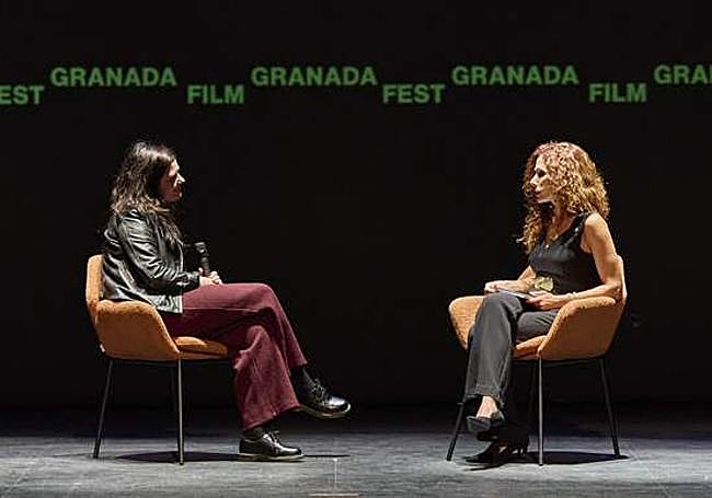 Belén Funes y Cecilia Cano, en el teatro Isabel la Católica.