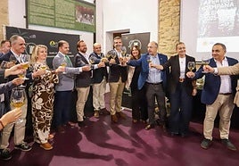 El consejero brinda con el primer aceite de la campaña rodeado por representantes públicos y de las almazaras del Poniente.
