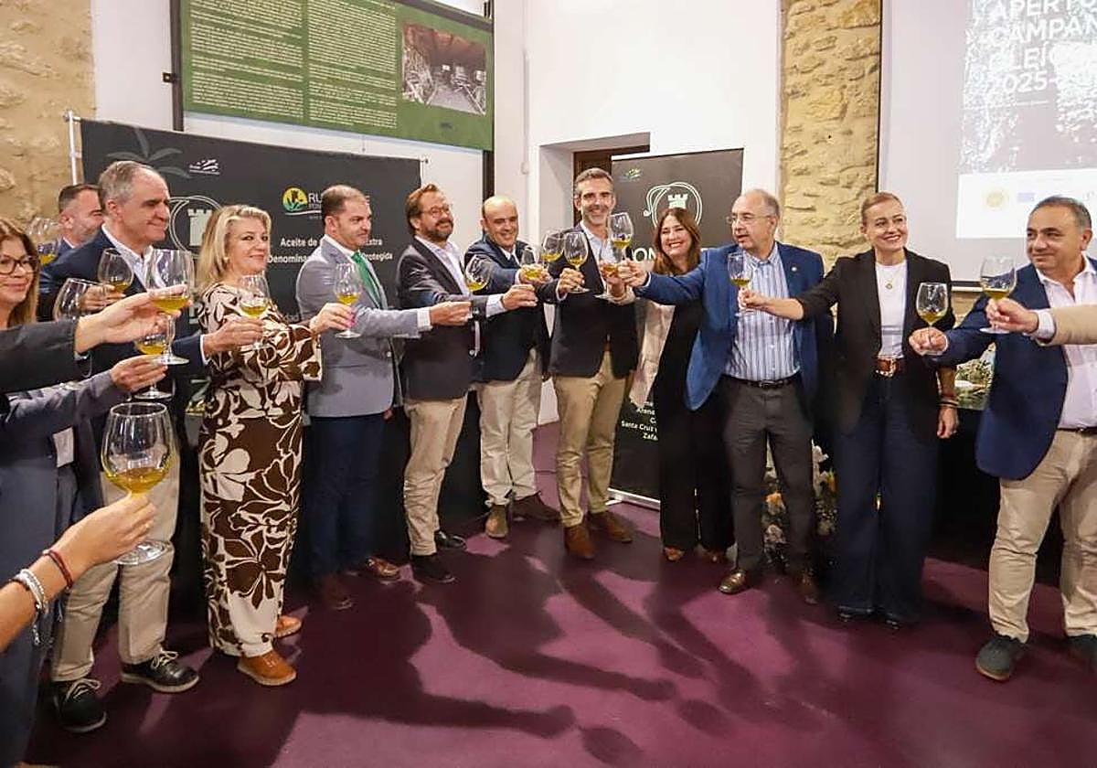 El consejero brinda con el primer aceite de la campaña rodeado por representantes públicos y de las almazaras del Poniente.