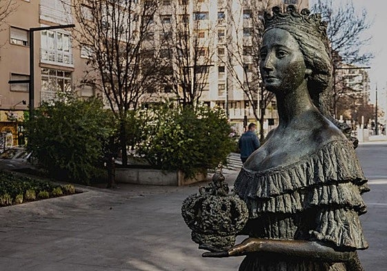 La corona imperial, en Granada. La estatua de Eugenia de Montijo en la avenida de la Constitución muestra la pieza.