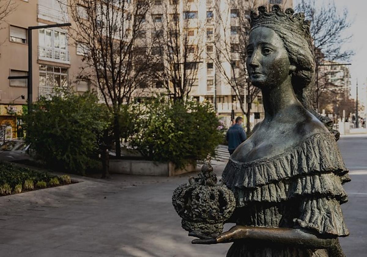 La corona imperial, en Granada. La estatua de Eugenia de Montijo en la avenida de la Constitución muestra la pieza.