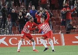 Morcillo celebra un gol con Rubén Alcaraz en el Almería.