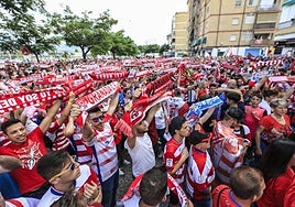 Aficionados del Granada, durante la previa de un partido anterior contra el Cádiz.