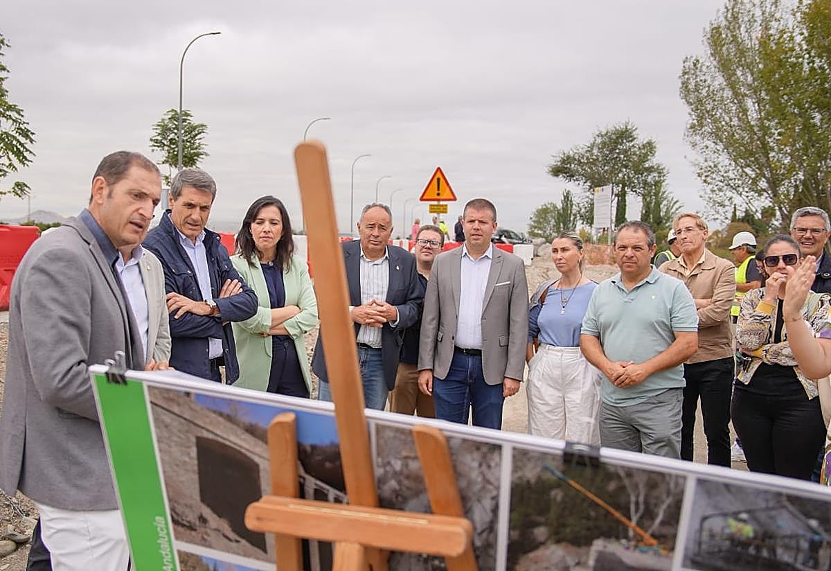 El delegado del Gobierno de España en Andalucía, Pedro Fernández, durante la visita a actuaciones que desarrolla la Confederación Hidrográfica del Guadalquivir (CHG).