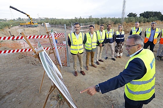 El consejero de Agricultura, Pesca, Agua y Desarrollo Rural, Ramón Fernández-Pacheco, ha visitado este martes las obras de la segunda fase de la agrupación de vertidos del río Dílar a la Estación Depuradora de Aguas Residuales (EDAR).