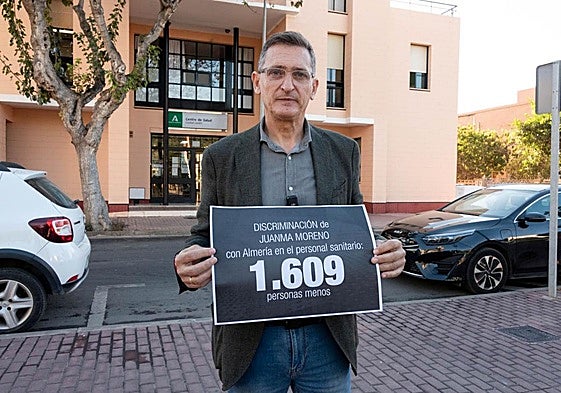 Sánchez Teruel muestra un carte con la cifra denunciada ante del Centro de Salud de Ciudad Jardín.